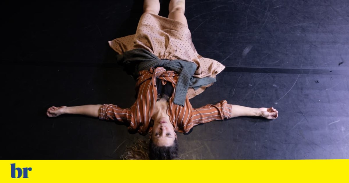A Mulher Desarvorada: atriz brasileira mostra o caos da maternidade em peça | Teatro A Mulher Desarvorada: atriz brasileira mostra o caos da maternidade em peça | Teatro