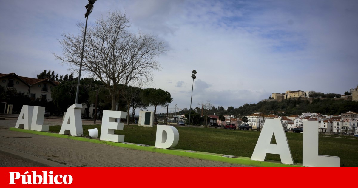 One month after the major flood, Alcácer begins to rise again: "The walls won't dry"