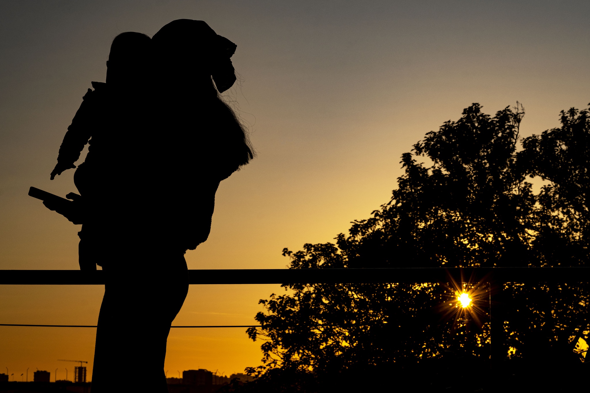 MR Manuel Roberto - 13 de Maio de 2023 - PORTUGAL, Porto - Familias - Mae - Maes - Pais - Pai - Filho - Filha - Filhos - Filhas - jovem - Jovens - Crianca - Criancas - Telefone - Telefones - Telemovel - Telemoveis