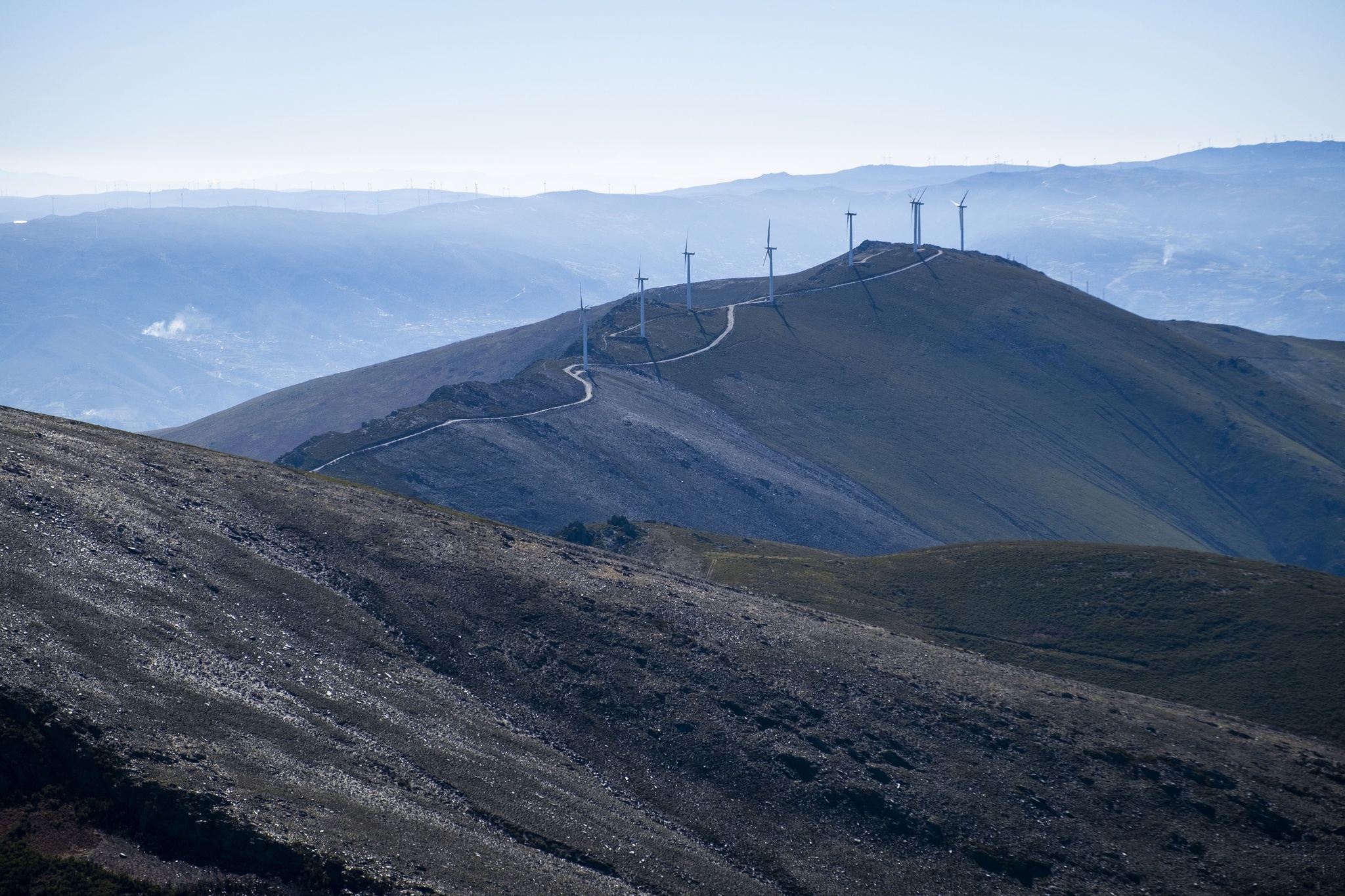 TBL Tiago Lopes - 21 Fevereiro 2022 - PORTUGAL, Baiao - Douro - Baiao destino turistico sustentavel, distincao atribuida pelo Global Sustainable Tourism Council - na foto, vistas para Serra do Marao, ventoinhas energia eolica, energias alternativas - edicao aniversario " Nos e a crise climatica. O que Fazer? "