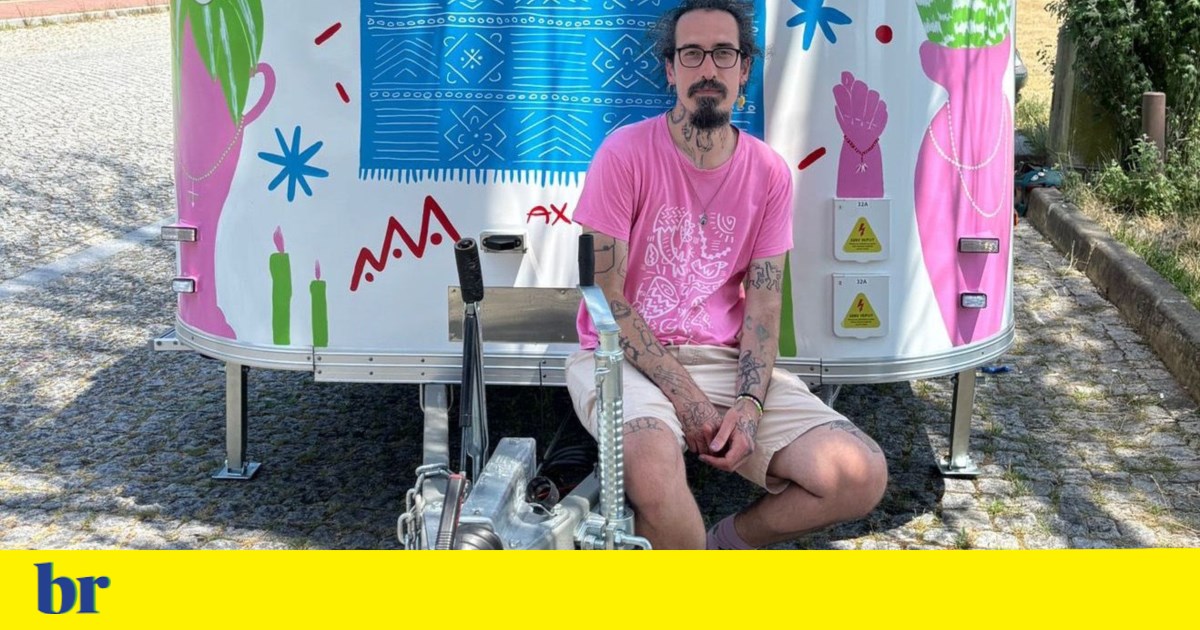 Carnival memories inspire exhibition by Rio artist in Porto