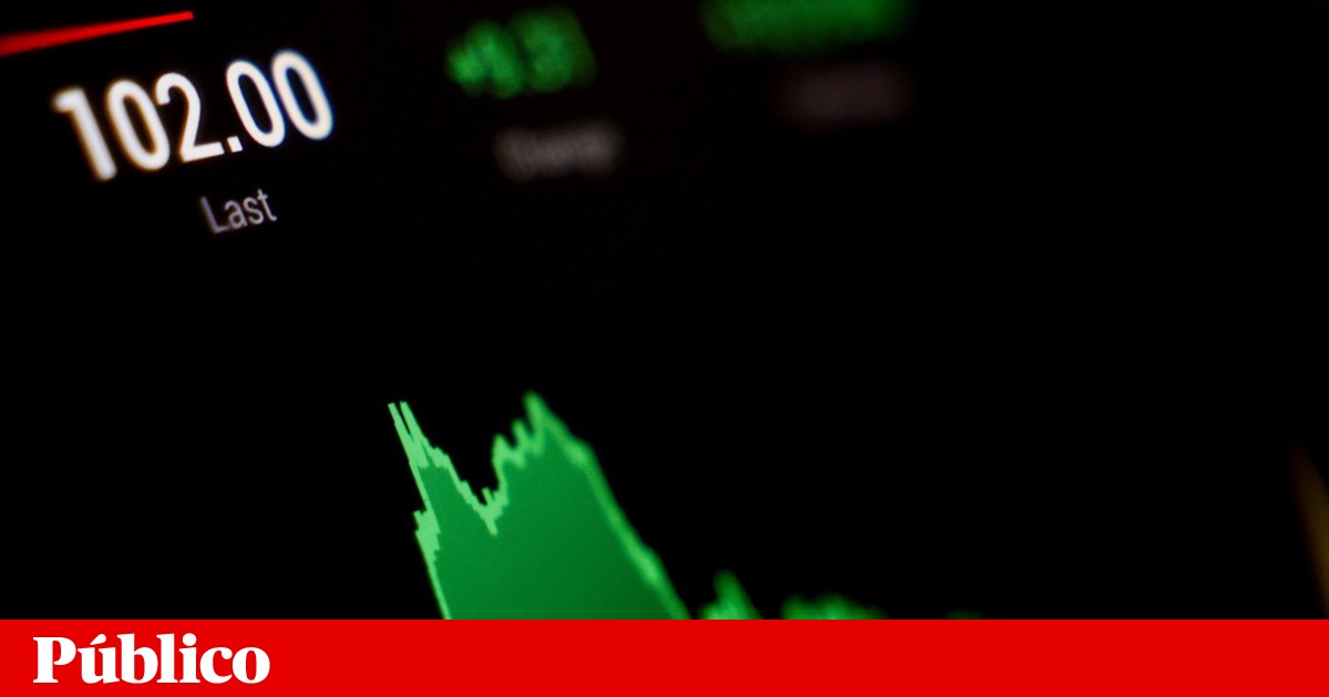 Oil prices soar by about 4% despite record release of reserves