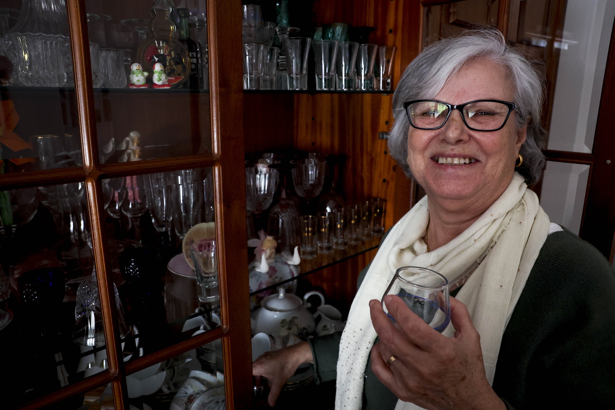 NFS Nuno Ferreira Santos - 10 Março 2026 - Hermínia Horta trabalhou num café e tem uma colecção de copos que ainda guarda com carinho, do tempo em que trabalhou atrás do balcão no snack-bar Bote de Ouro, no Bairro Novo