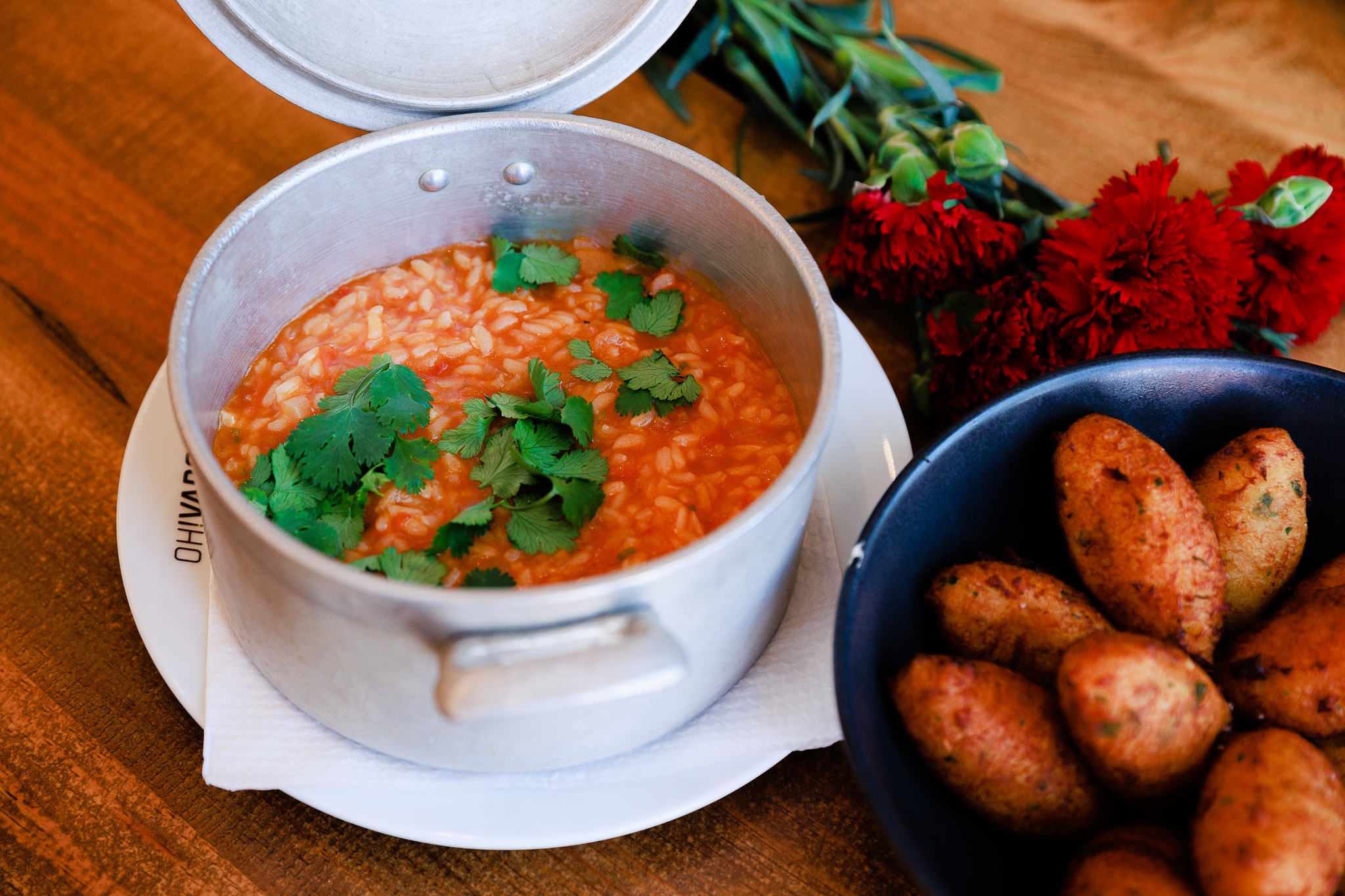 MAM Maria Abranches - 6 Abril 2023 - PORTUGAL, Santarem - Restaurante Oh! Vargas, Oh!Vargas, propoe uma serie de pratos a recordar os anos 70 para comemorar o 25 de Abril 1974 - pasteis bolos de bacalhau com arroz de tomate