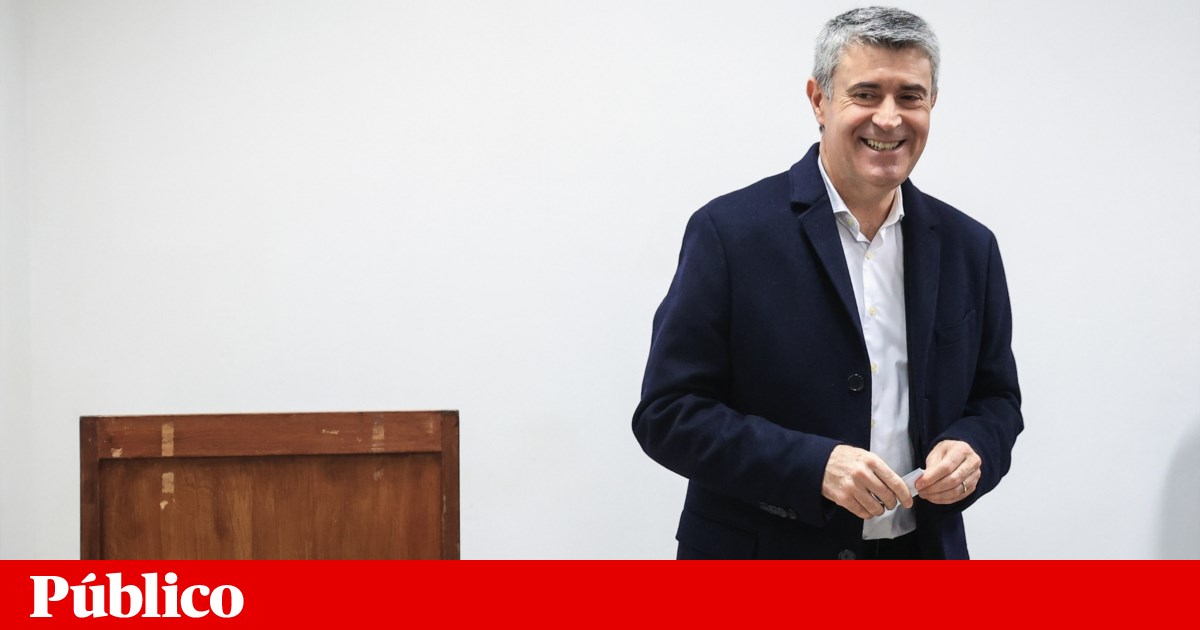 On the day he is to be re-elected leader of the PS, Carneiro accuses the Government of incompetence