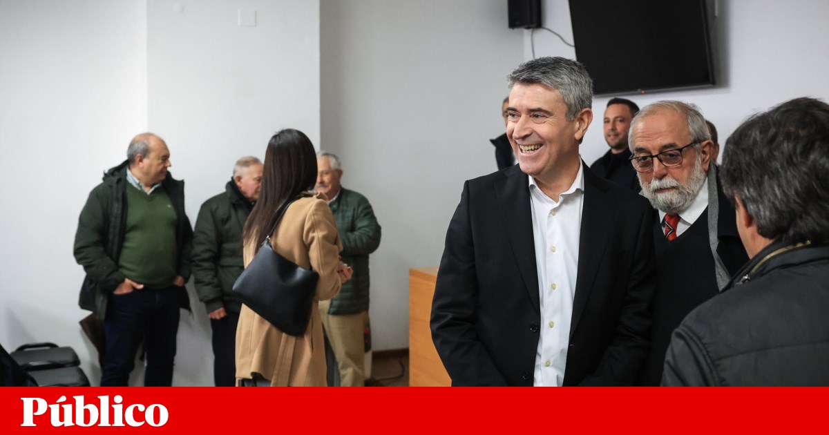 Without competition, Carneiro is re-elected leader of the PS with 96.9% of the vote