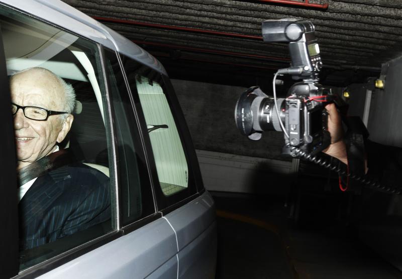 News Corp chairman Rupert Murdoch leaves the offices of News International in London July 13, 2011. News Corp withdrew its $12 billion bid to buy out the 61 percent of broadcaster BSkyB it does not already own on Wednesday after the government turned on Rupert Murdoch following a phone hacking scandal. REUTERS/Luke MacGregor (BRITAIN - Tags: MEDIA POLITICS BUSINESS)