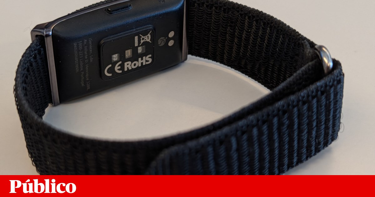 The low-cost smartband without a screen that measures blood pressure