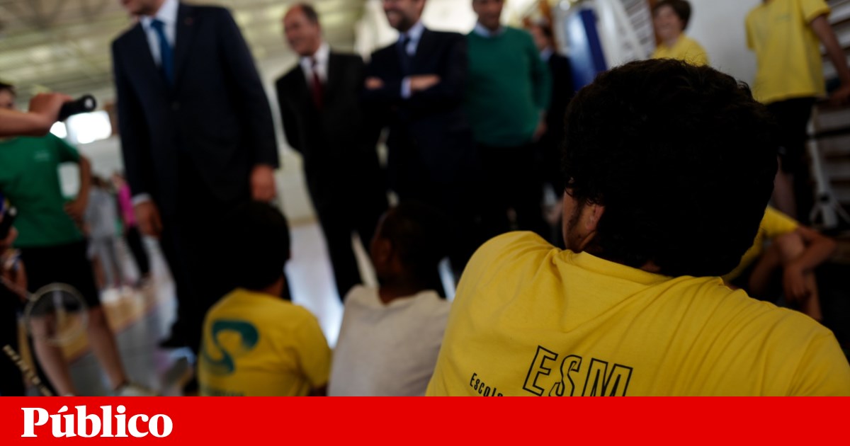 Minister admits to rethinking the coexistence of classes covered by association contracts and private schemes in the same school