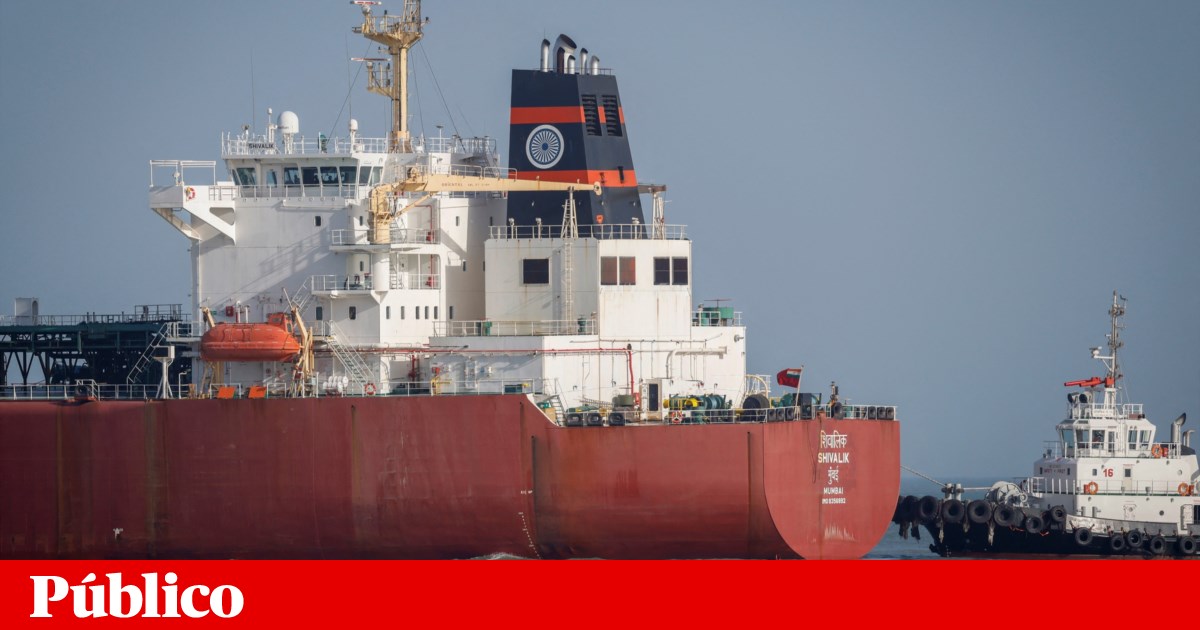 Blockade of the Strait of Hormuz stalls freight transport and increases costs