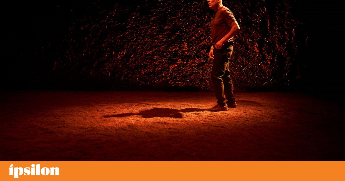 In TBA, Victor de Oliveira questions exile and searches for his grandmother