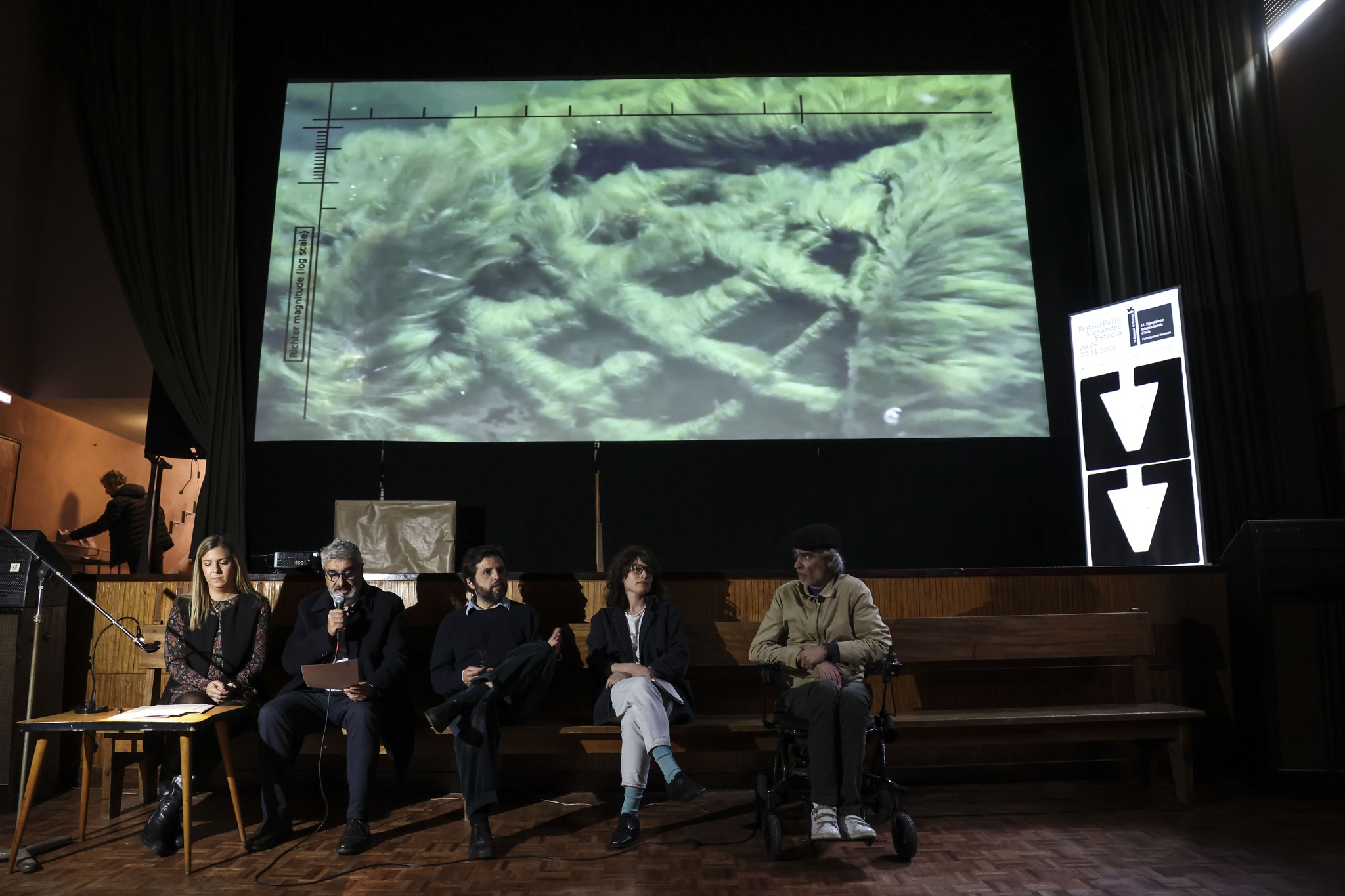 A ministra da Cultura, Juventude e Desporto Margarida Balseiro Lopes acompanhada pelo diretor da DGARTES Ame´rico Rodrigues, conversa com o artista Alexandre Estrela durante a conferência de imprensa de apresentação da Representação Oficial Portuguesa na 61.ª Exposição Internacional de Arte – La Biennale di Venezia, Lisboa, 18 de março de 2026. ANDRÉ KOSTERS/LUSA