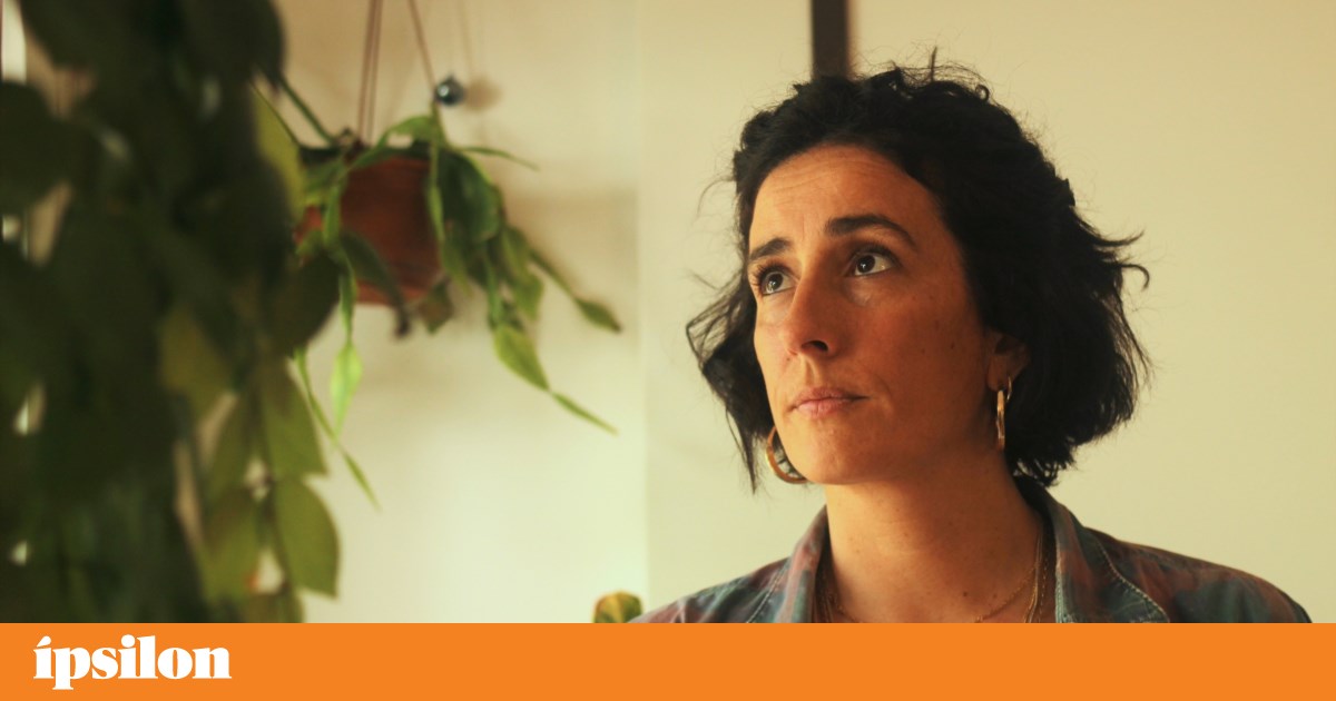 A Vulgar Mulher Extraordinária by A Garota Não is not the story of one woman, but the life of a country