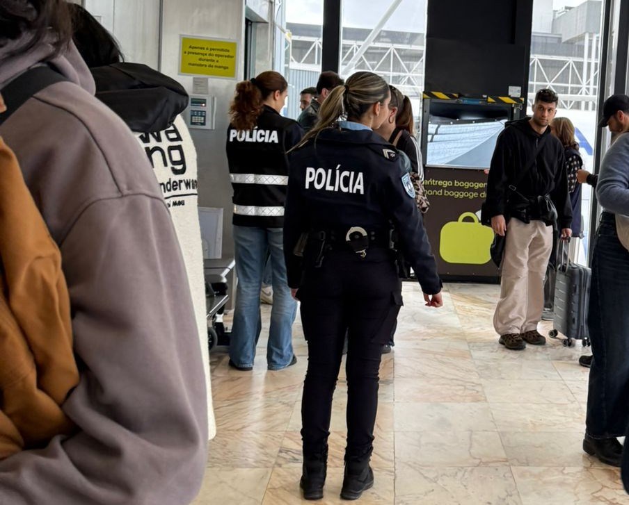 Portuguese police stop foreigners arriving on flights from the European Union