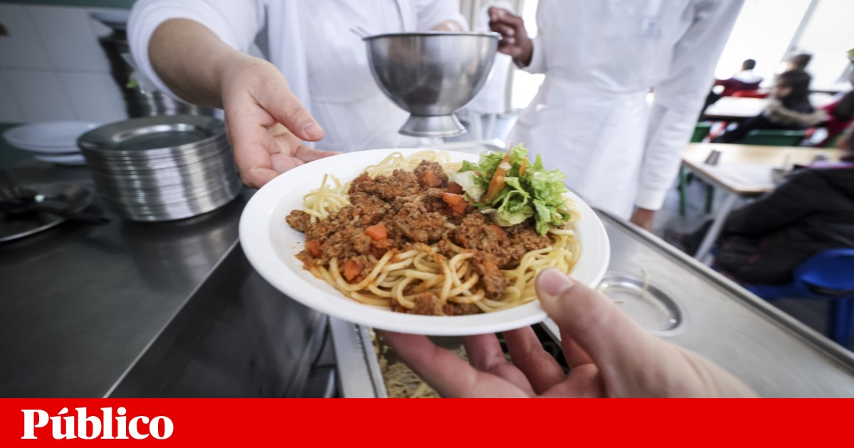 Nutritionists warn that it is impossible to provide balanced meals to students with such low budgets