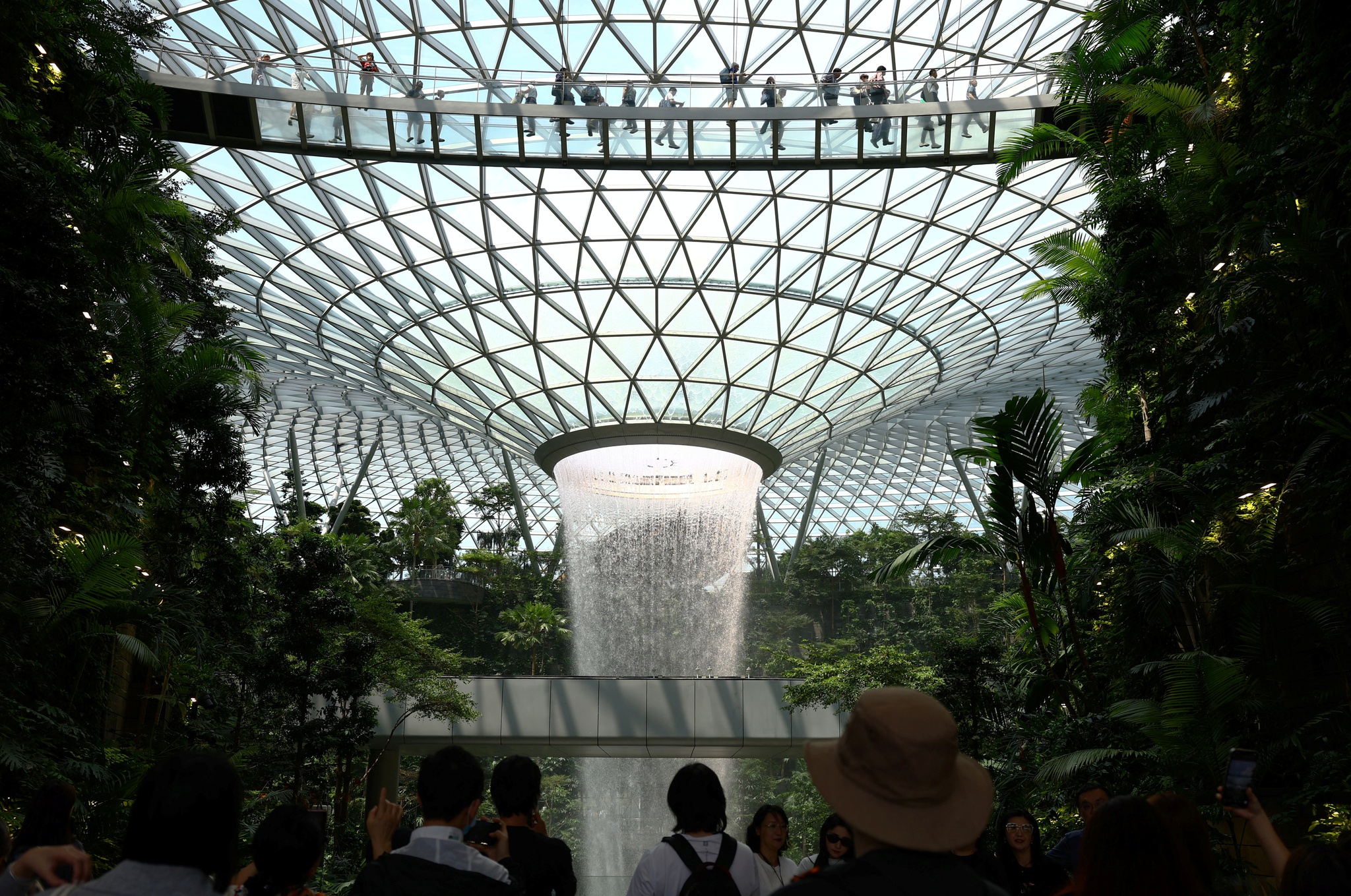 O Aeroporto Changi, em Singapura, tem a maior cascata do mundo interior