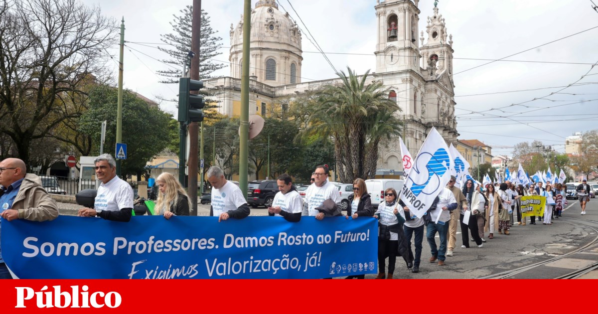 Teachers deliver thousands of postcards to the Prime Minister's official residence