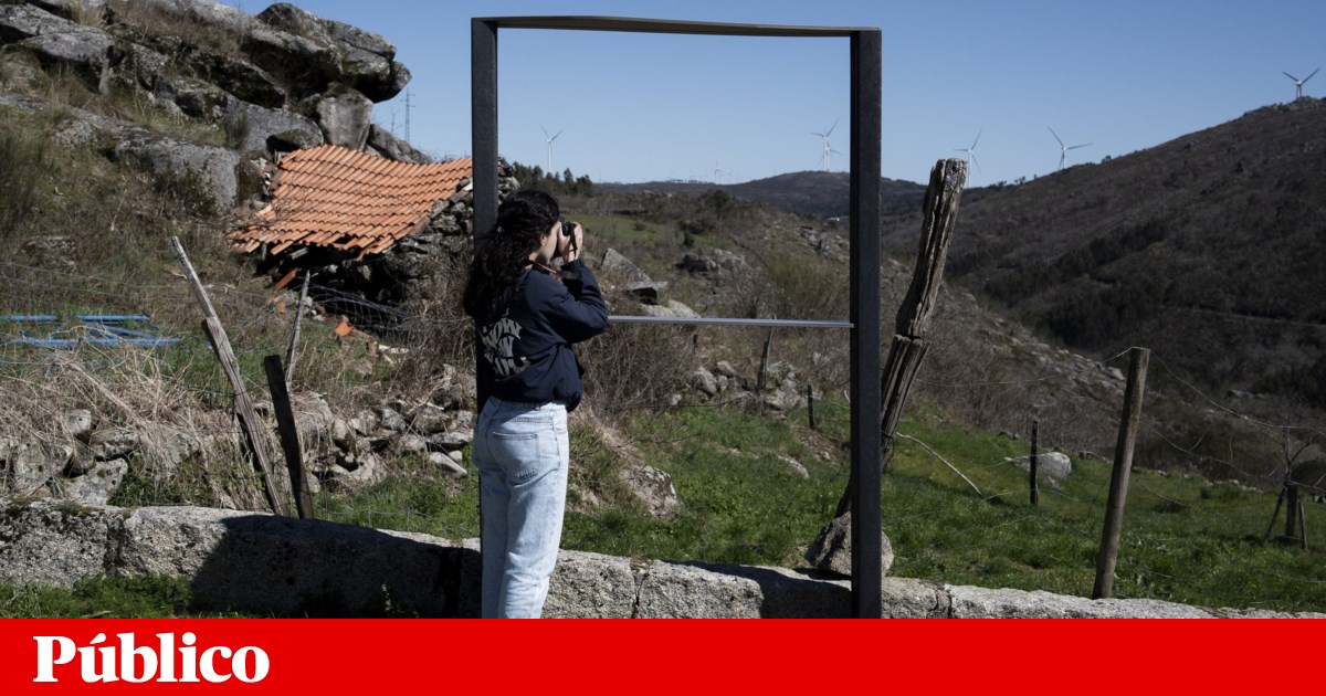 Paisagem Com Gente Dentro is taking a “giant photograph” of Oliveira de Frades