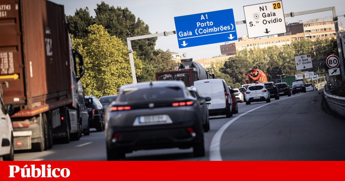 A1 motorway closed southbound in Vila Nova de Gaia due to truck fire