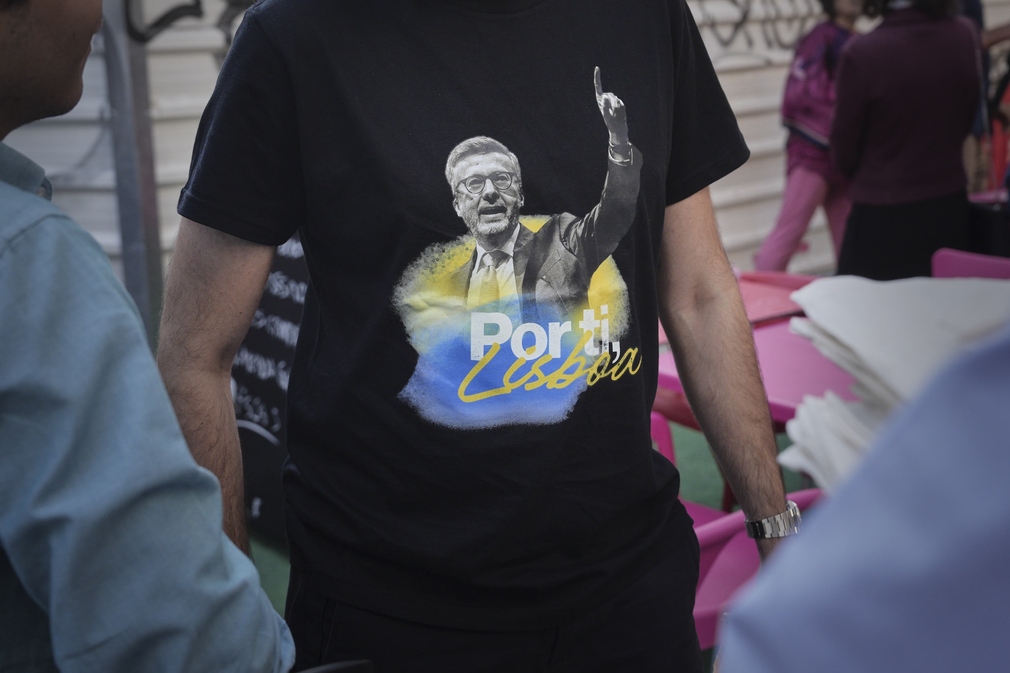 Rui Gaudêncio - 10 Outubro 2025 - Portugal, Lisboa - Campanha Eleições Autárquicas 2025. O candidato pela coligação " Por ti, Lisboa " (PSD,CDS-PP,IL) e actual presidente da Câmara Municipal de Lisboa, Carlos Moedas, acompanhado pelo eurodeputado da Iniciativa Liberal (IL) João Cotrim de Figueiredo (ausente foto), numa acção de campanha para as eleições autárquicas. Camisolas, t`shirts com a foto de Carlos Moedas