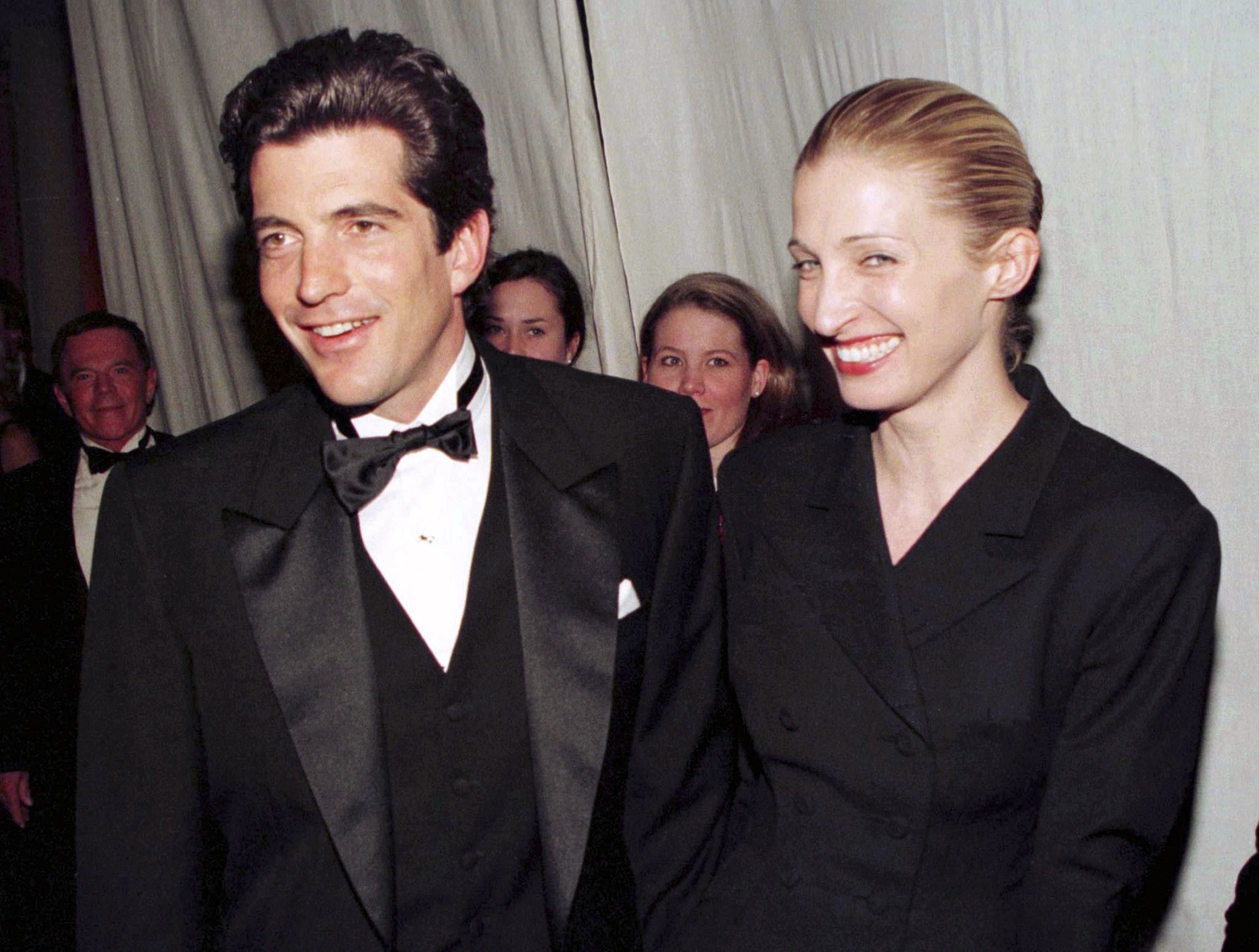John F. Kennedy Jr. and his wife Carolyn Bessette stop for photographers after Kennedy presented actor Robert De Niro with the Municipal Art Society of New York's Jacquiline Kennedy Onassis Medal at a gala dinner in New York, in this March 4, 1997 file photo. Thursday July 16, 2009 marks the 10th anniversary of the plane crash that killed Kennedy and his wife. REUTERS/Mike Segar/Files (UNITED STATES ANNIVERSARY OBITUARY)