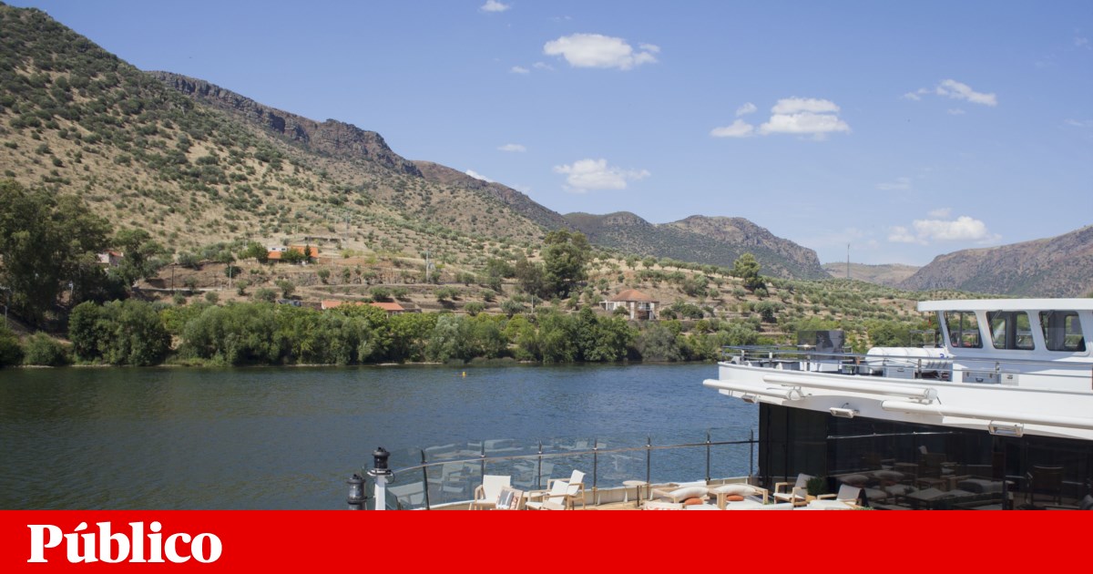 Hotel ship suffers hull breach on the Douro River; passengers and crew evacuated
