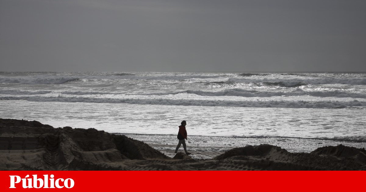 Search for missing youth at Costa da Caparica beach resumed this morning