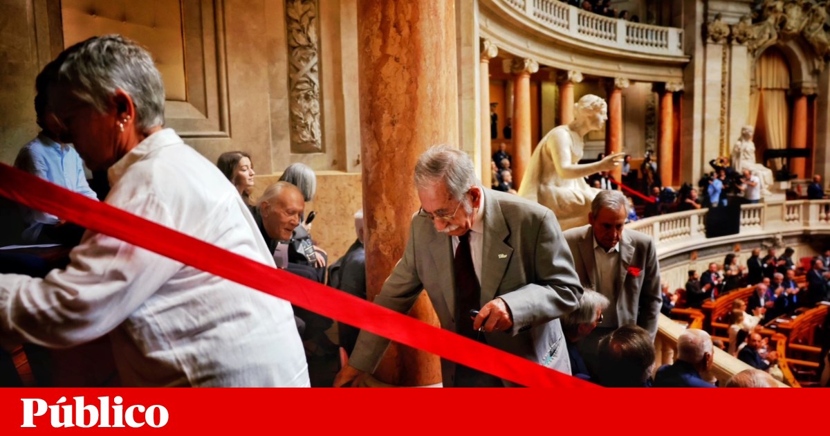 Constituent assembly members leave the chamber during Ventura's speech
