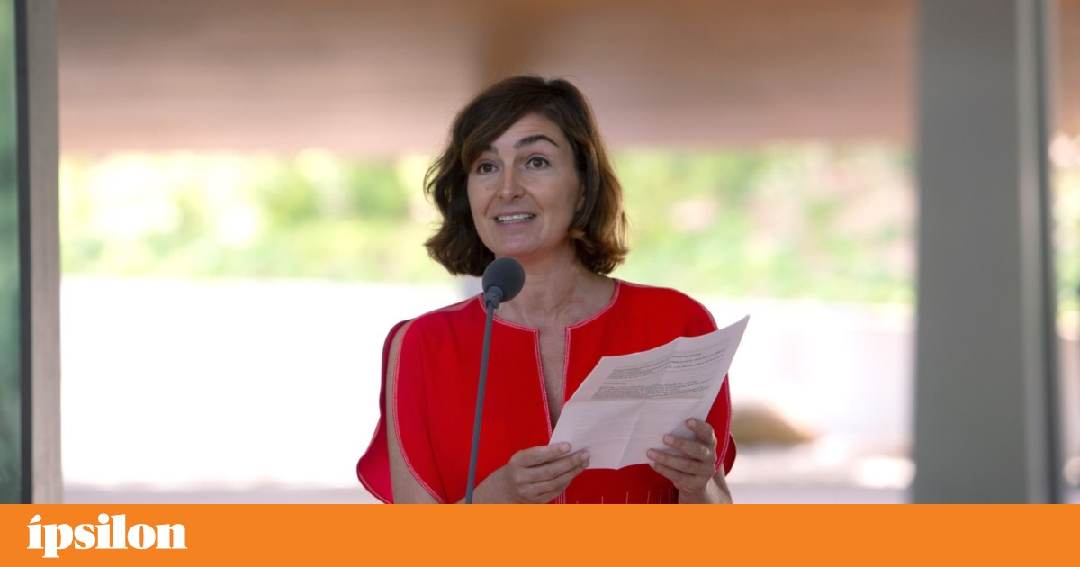 Ana Botella, deputy director of the CAM, leaving for Santander