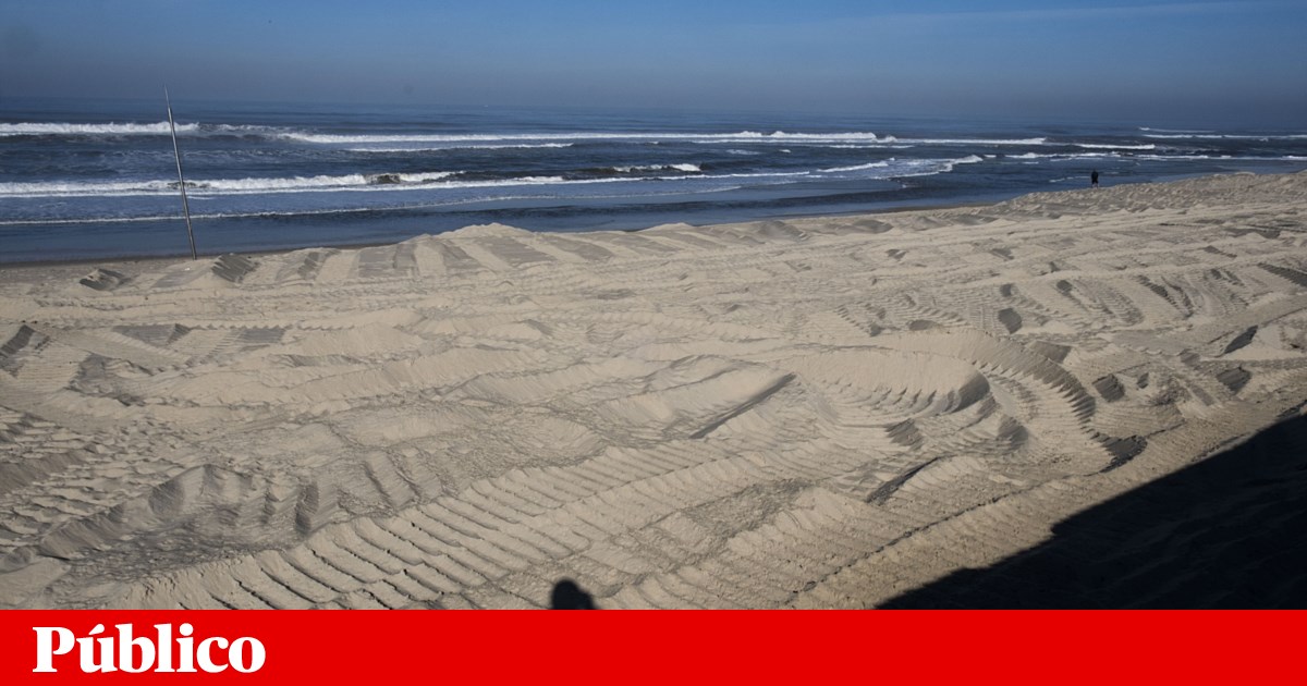 Search for young man missing at sea in Costa da Caparica continues on land
