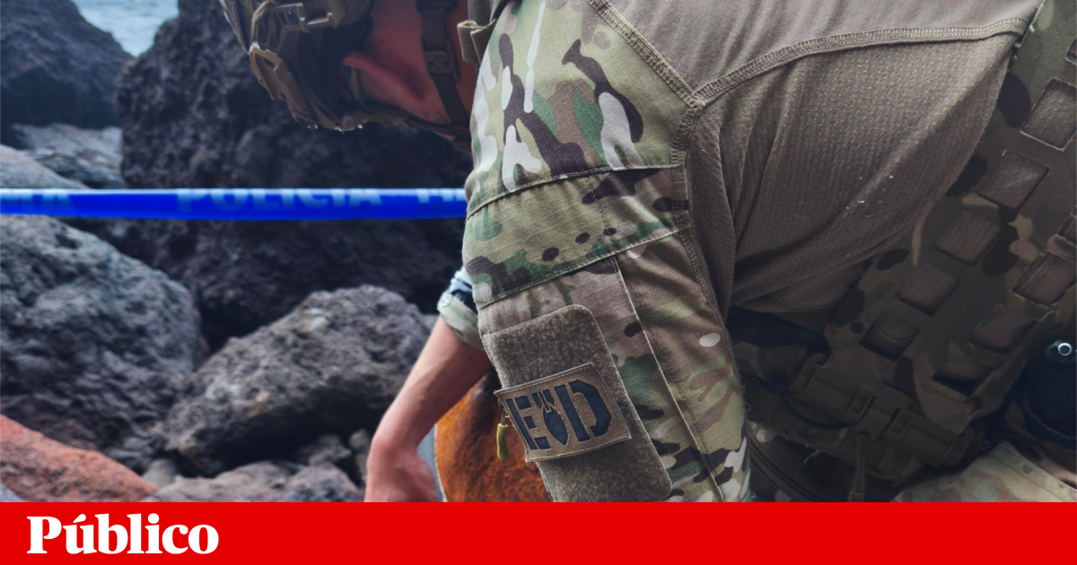 Navy clearance divers deactivate explosive device on Graciosa