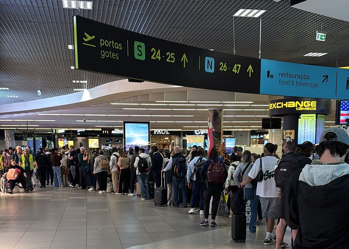 Passengers complain about chaos at Lisbon Airport: 'Arrive 14 hours early'