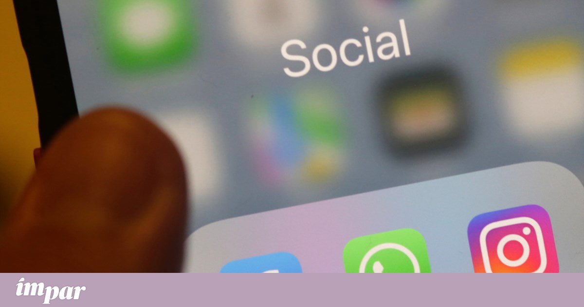 Study demonstrates how scrolling on a mobile phone can cause muscle injuries