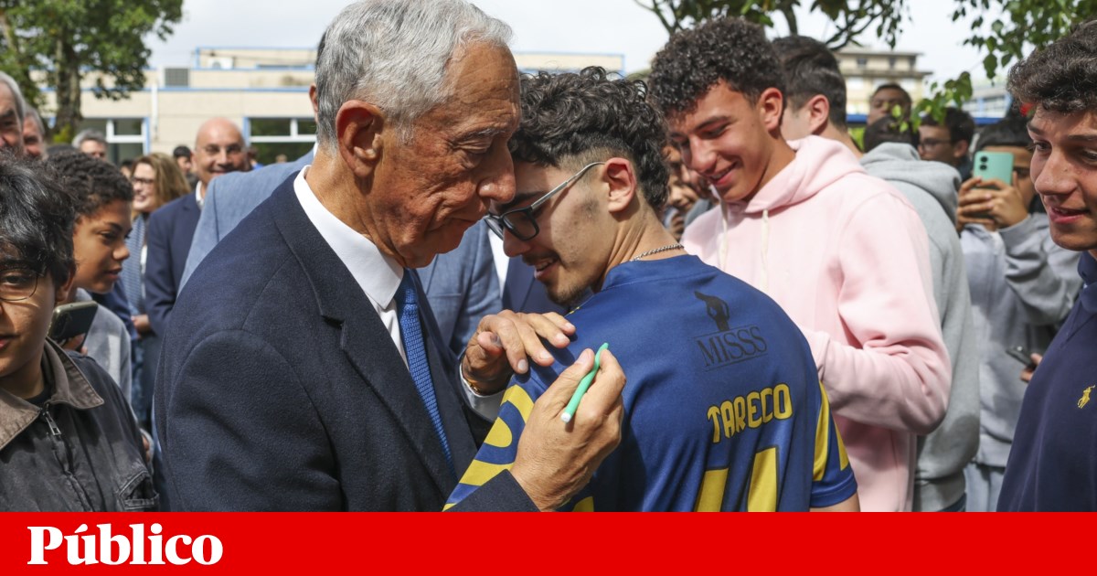 Marcelo Rebelo de Sousa received like a star at a school in Águeda