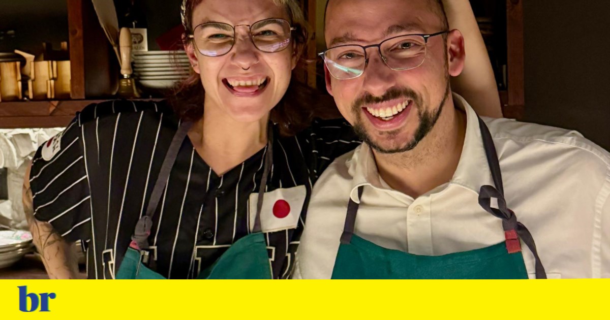 In dim light and music, the oriental restaurant with a Brazilian accent and a Repsol sun