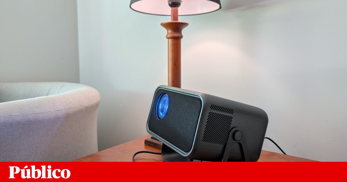 A small projector capable of quickly creating a cinema room