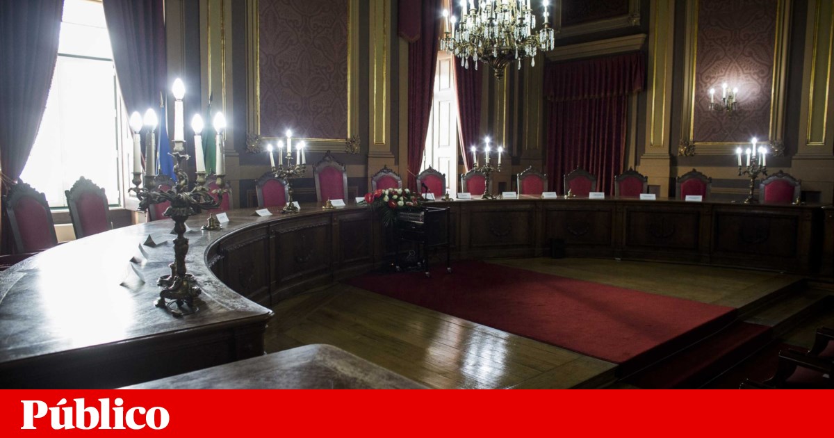 Use of court's grand hall for private trial should have been charged