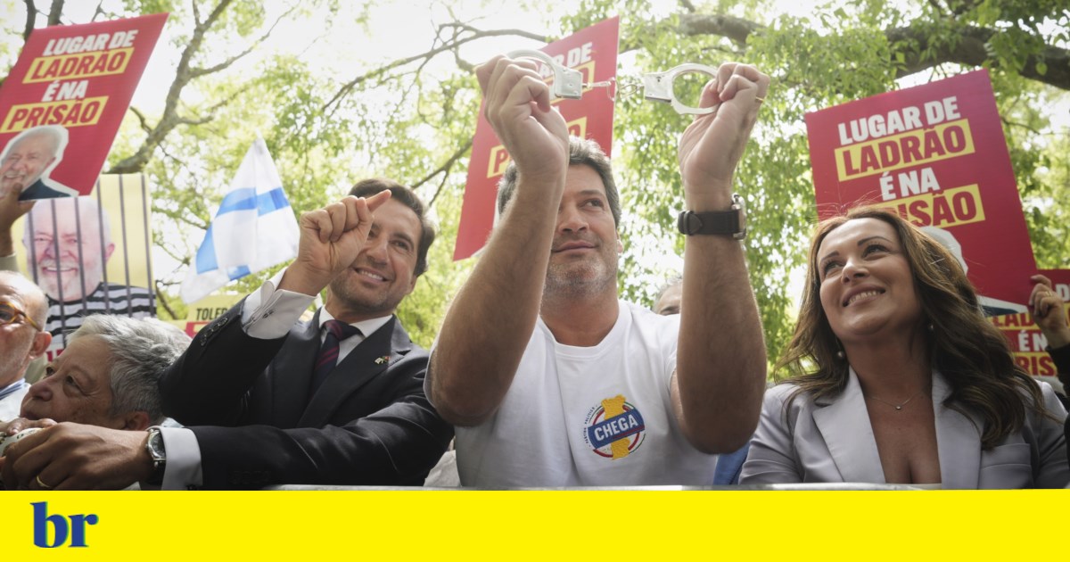 André Ventura takes part in protest against Lula's visit to Portugal