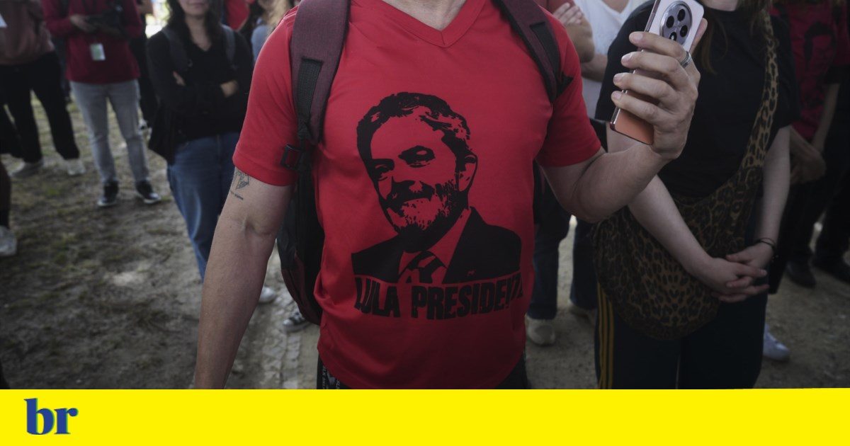 Visiting Portugal, Lula receives support from Brazilians at a demonstration in Lisbon - Público