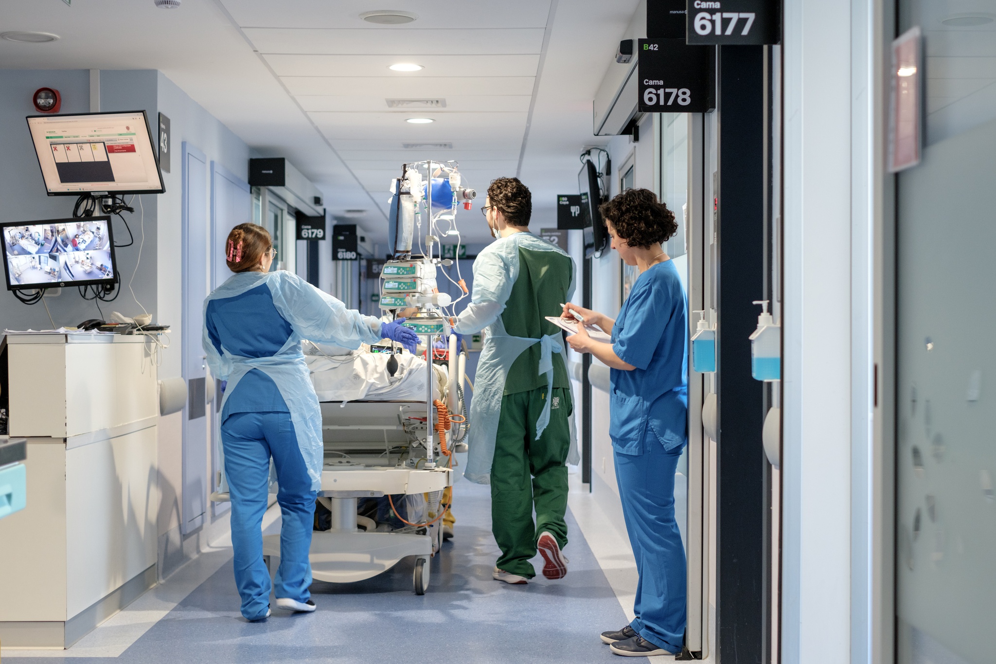 Horas extra nas urgências podem valer aos médicos entre 40% a 80% do salário