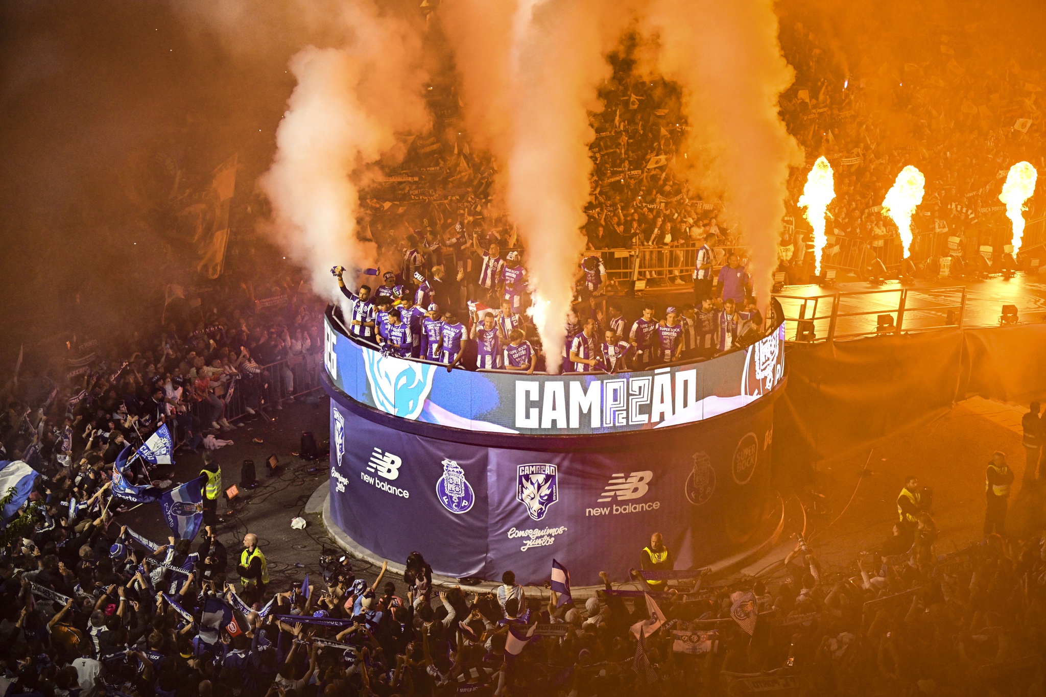 FC Porto players celebrate with fans after winning the Portuguese First league soccer at Dragao Stadium in Porto, Portugal, 2nd May 2026. FC Porto were crowned national football champions for the 31st time in their history today, following a 1-0 victory over Alverca. FERNANDO VELUDO/LUSA