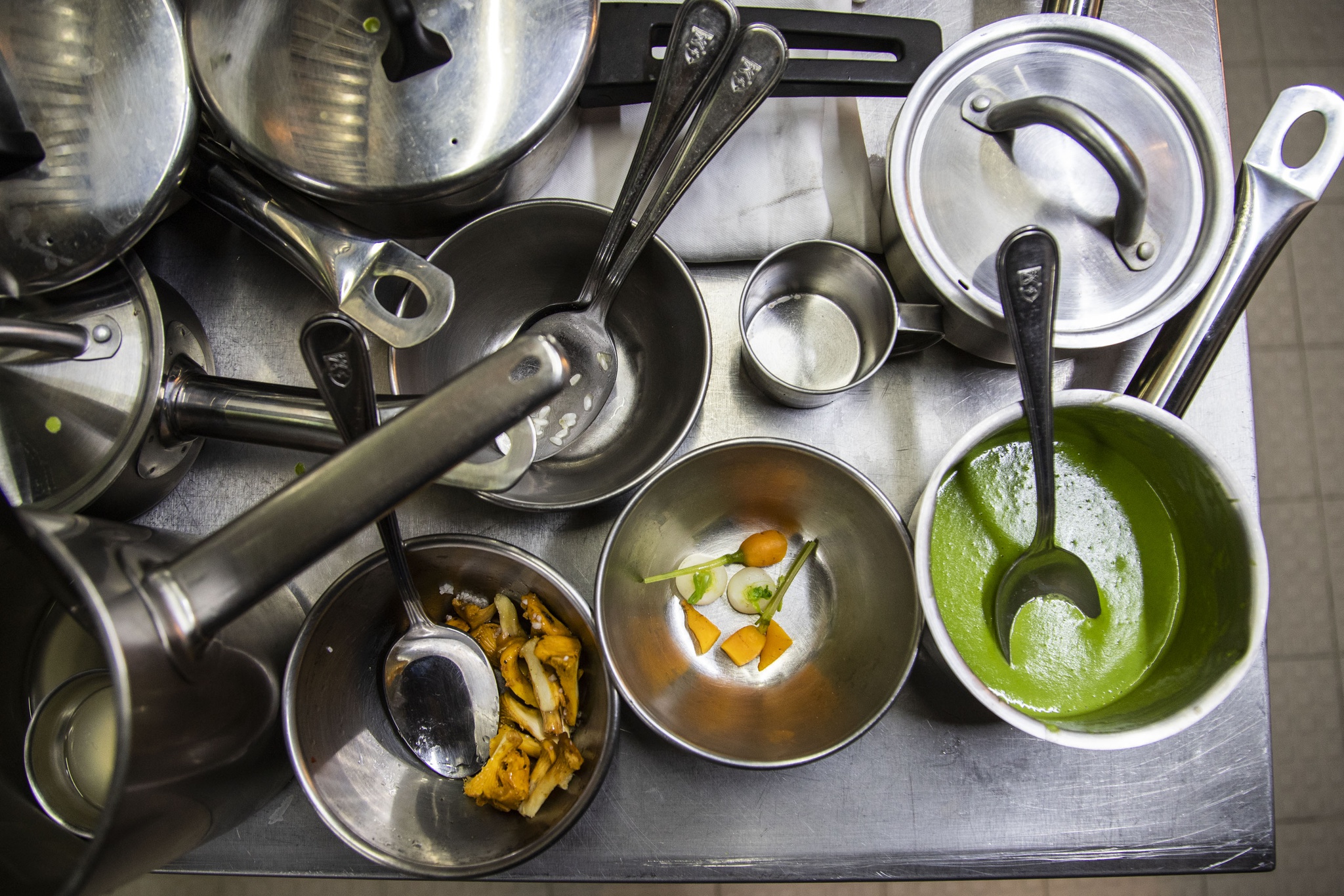 afr andre rodrigues - 22 Novembro 2018 - Portugal, Braganca - G Pousada Restaurante do chefe chef Oscar Goncalves, distinguido este ano com uma estrela Michelin, Guia Michelin, utensilios, tachos. cozinha