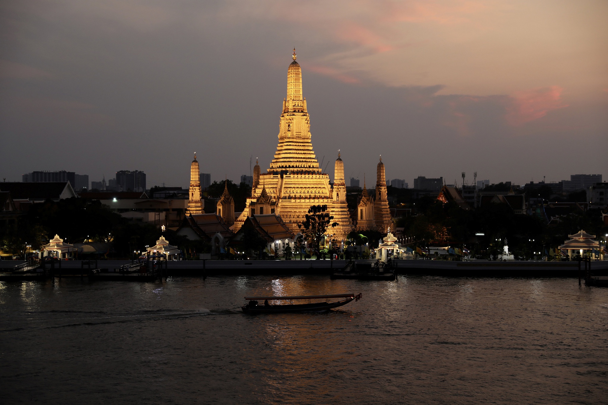 Wat Arun temple is seen at dusk on the bank of Chao Phraya River in Bangkok, Thailand February 10, 2019. REUTERS/Jorge Silva