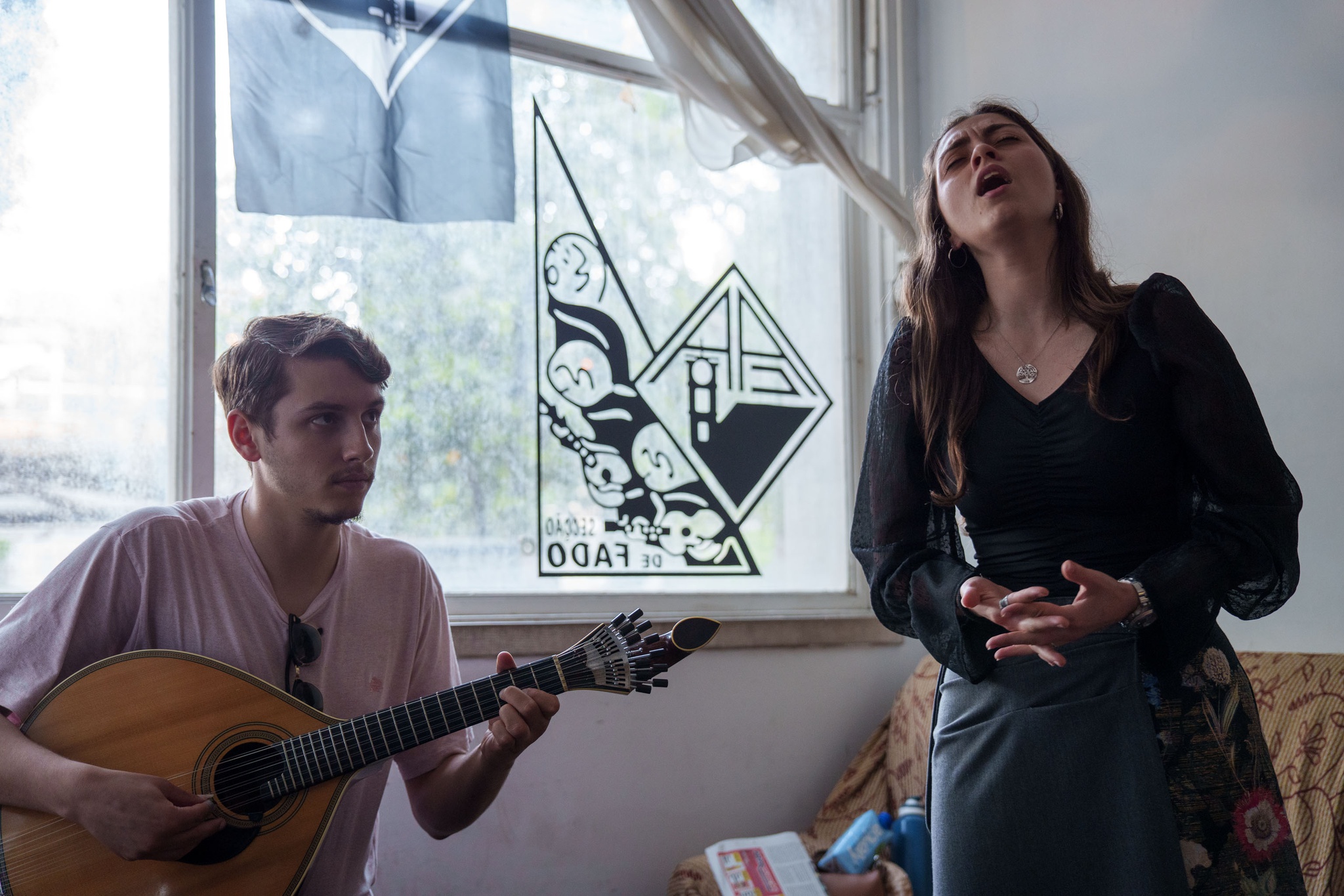 SA - 20/05/2026 - COIMBRA - Constança Peixoto - Ensaio do grupo de fados e guitarradas Honoris Causa, que inclui duas cantoras (Constança Peixoto e Tânia Fonseca) que vão ser as primeiras mulheres a cantar na Serenata da Queima das Fitas de Coimbra