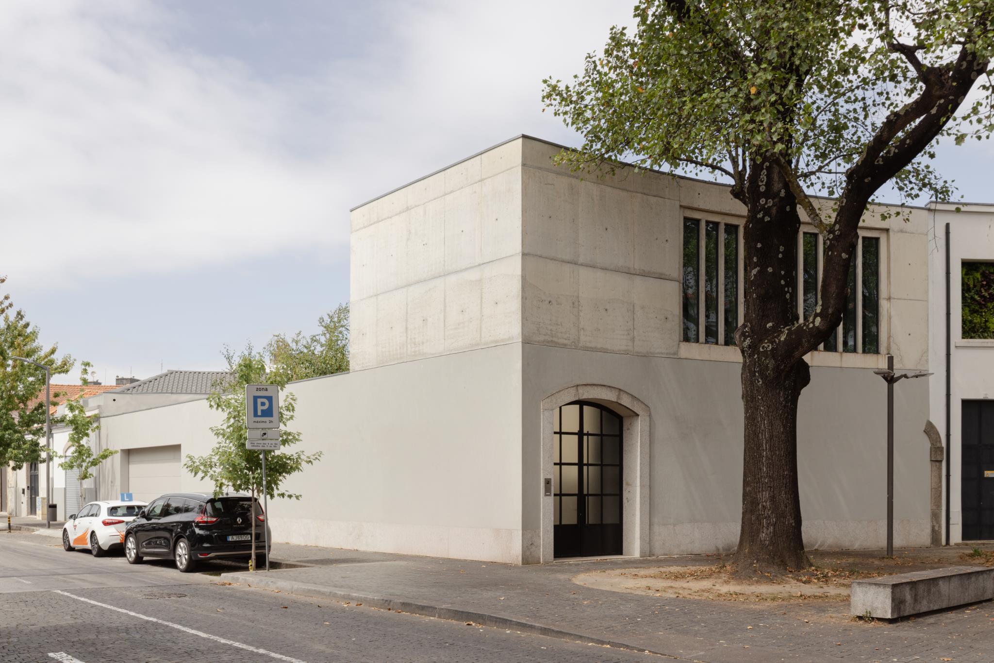 Vizinha do cemitério de Agramonte, no Porto, a casa projetada por António Cruz era uma antiga oficina de automóveis