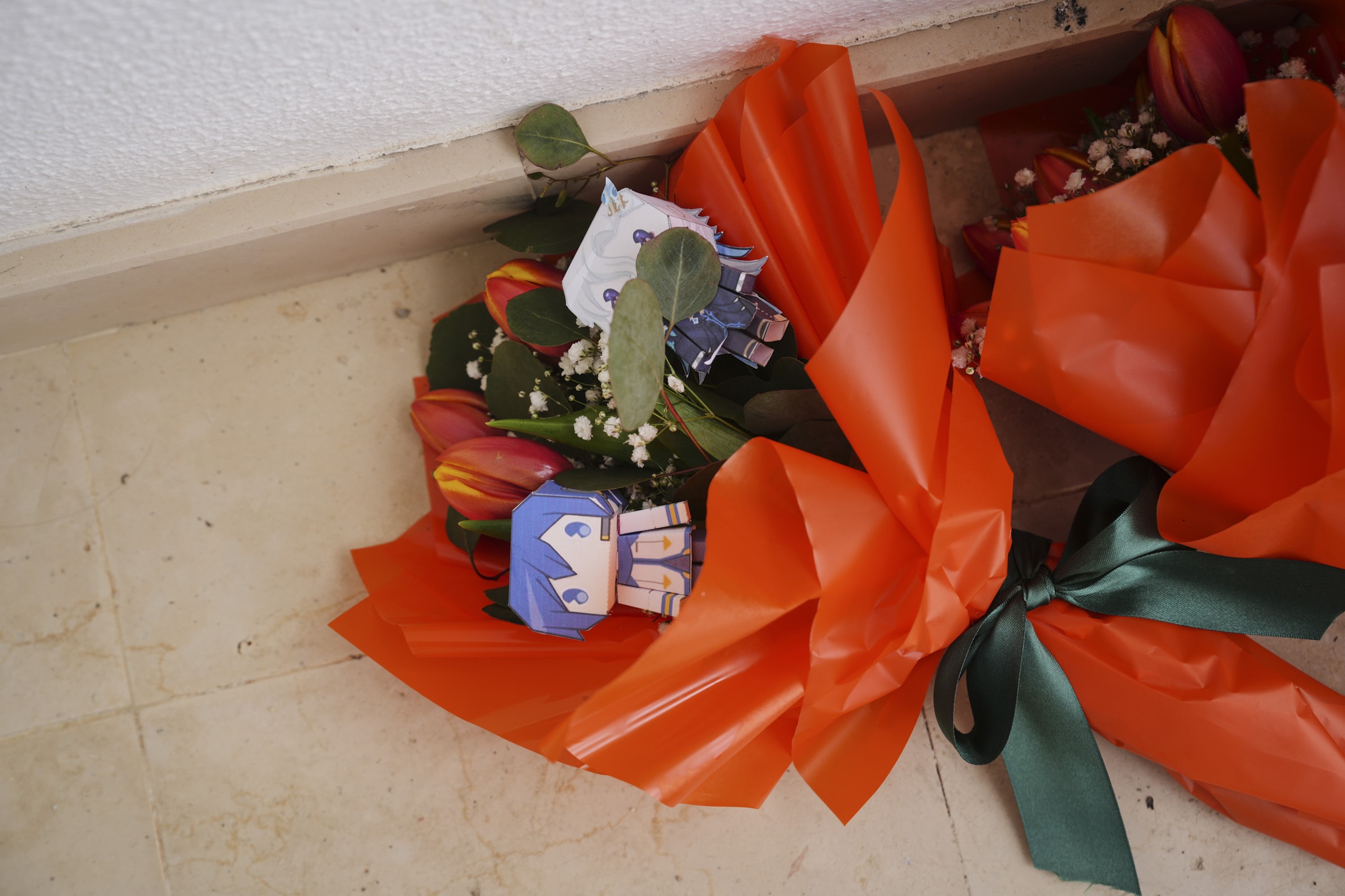 Rui Gaudêncio - 30 Janeiro 2025 - Portugal, Almoínha, Sesimbra - Um homem de 43 anos mata com arma branca a companheira, de 45, e a enteada, de 17, suicidando-se em seguida, na Almoínha, Sesimbra. Só a bebé de 16 meses, filha do casal, sobreviveu. A família morava no primero andar deste prédio. Flores deixadas à entrada do prédio onde o casal vivia