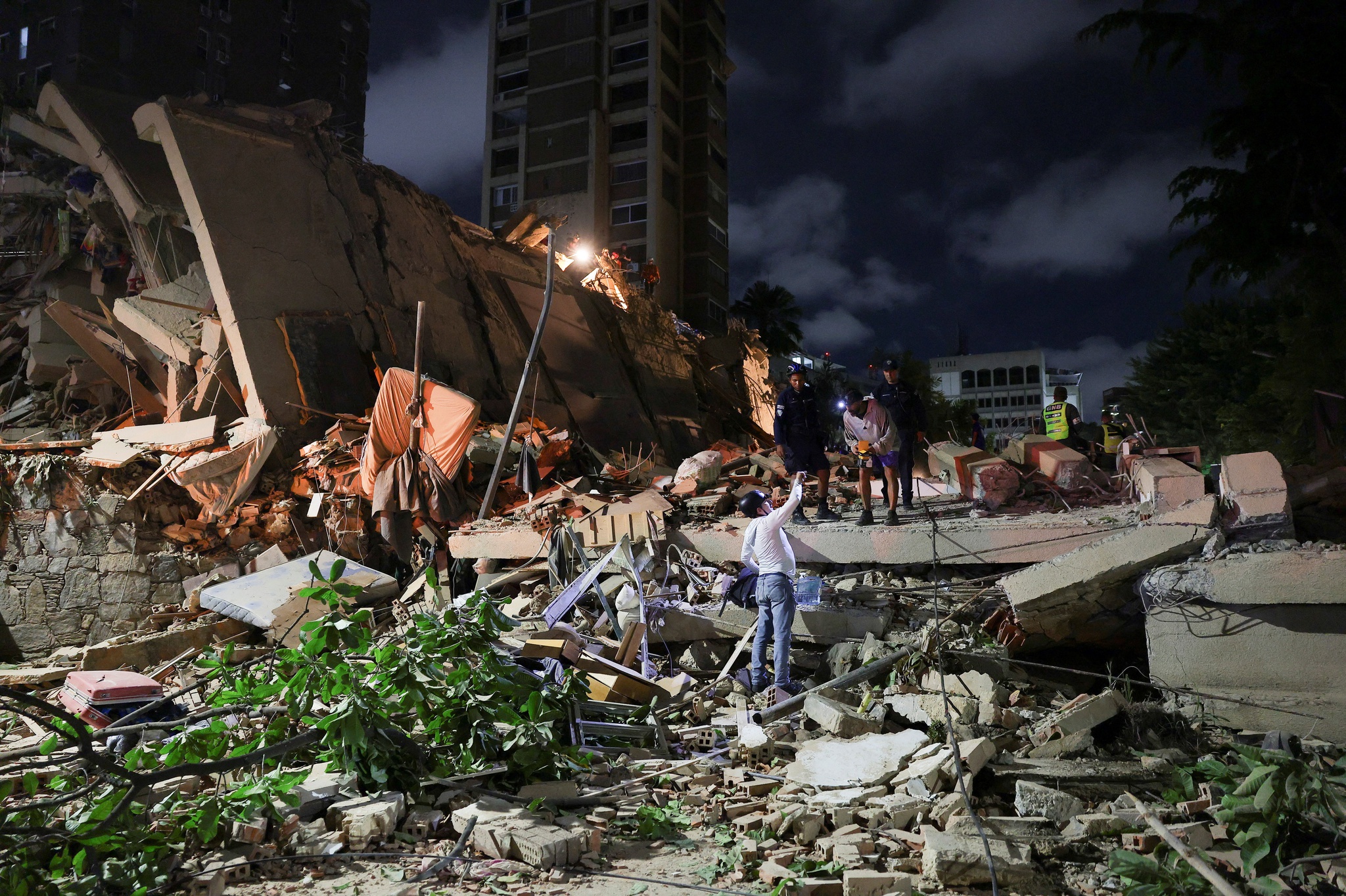 Sismo forte abala várias zonas da Venezuela e faz colapsar edifícios em  Caracas | Sismo | PÚBLICO