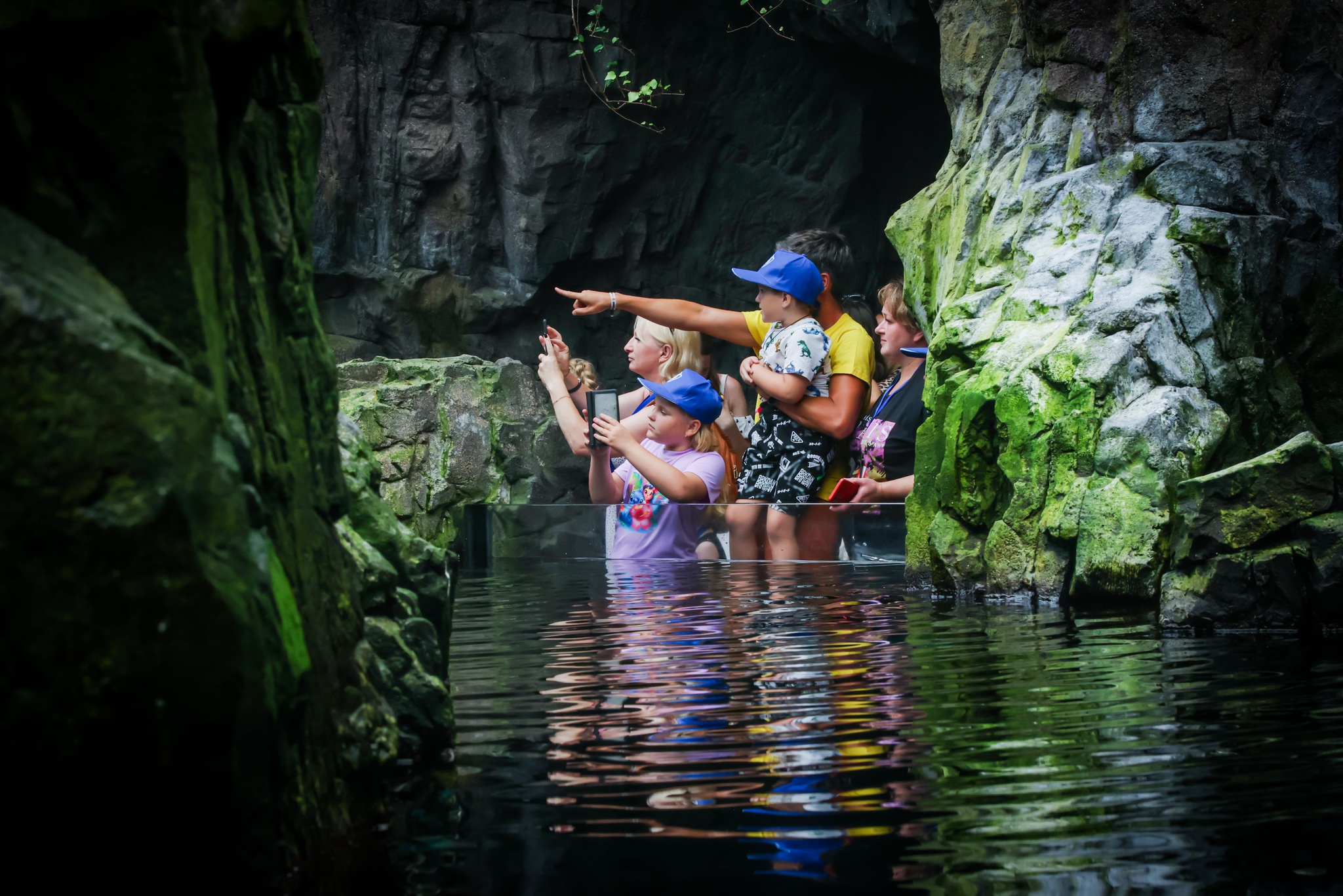 Daniel Rocha - 13 de Agosto de 2025 - PORTUGAL, Lisboa - Visita ao Oceanáriol de Lisboa de um grupo de dez mães e 18 crianças ucranianas orfãs de pai a passar férias a Portugal, graças a um projecto da Associação das Mulheres Portuguesas da Ucrânia com o apoio da Junta de Benfica