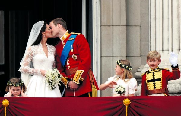 William e Kate selaram com dois beijos o casamento do século | DESTAQUE |  PÚBLICO