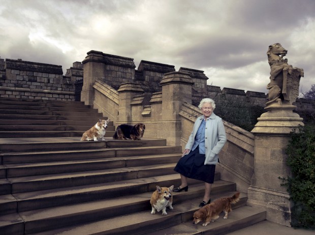 Para o aniversário, o Palácio de Buckingham encomendou à fotógrafa Annie Leibovitz três novos retratos. Aqui, com os seus quatro cães: Willow, Vulcan, Holy e Candy ANNIE LEIBOVITZ/REUTERS